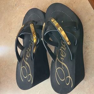 Womens Fergie Emma Wedge Thong Sandals - Size 8 Black and gold